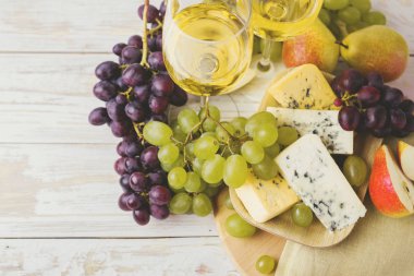 Şarap, taze üzüm ve armut ile Peynir tabağı servis