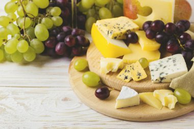 Şarap, taze üzüm ve armut ile Peynir tabağı servis