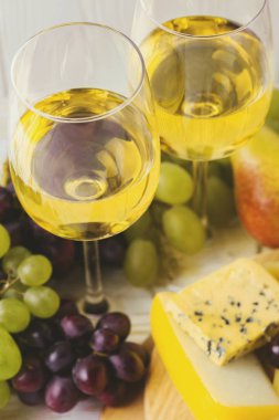 Şarap, taze üzüm ve armut ile Peynir tabağı servis