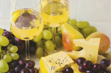 Şarap, taze üzüm ve armut ile Peynir tabağı servis