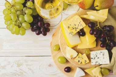 Şarap, taze üzüm ve armut ile Peynir tabağı servis