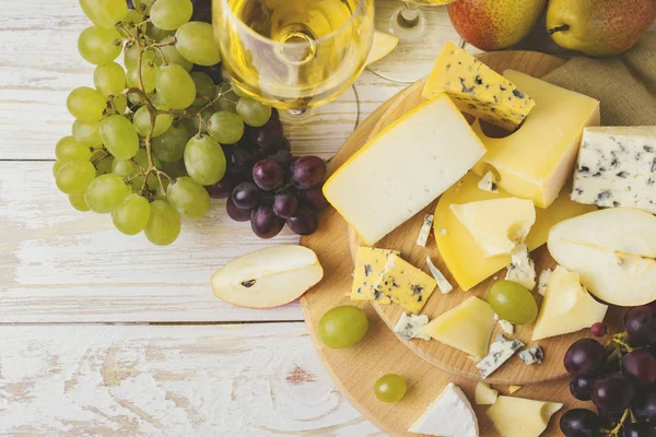 Şarap, taze üzüm ve armut ile Peynir tabağı servis
