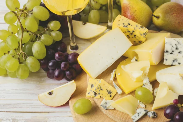 Şarap, taze üzüm ve armut ile Peynir tabağı servis