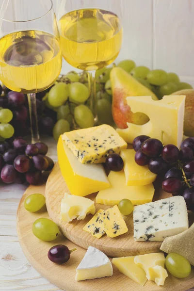 Şarap, taze üzüm ve armut ile Peynir tabağı servis