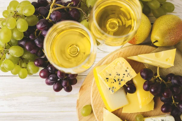 Şarap, taze üzüm ve armut ile Peynir tabağı servis