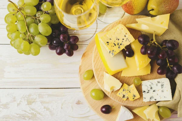 Şarap, taze üzüm ve armut ile Peynir tabağı servis