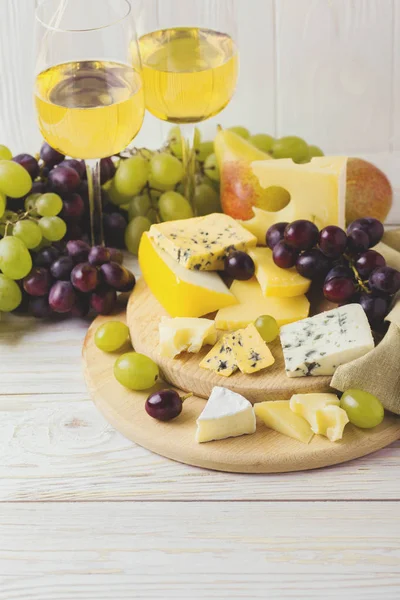 Şarap, taze üzüm ve armut ile Peynir tabağı servis