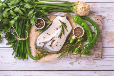 Sebze malzemelerle çiğ taze beyaz balık biftek