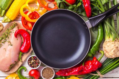 Tavada sebze malzemelerle çiğ tavuk göğsü fileto