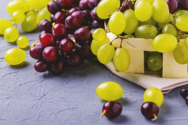 Gri taş zemin üzerine taze üzüm. Boşaltmak. 