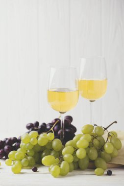 İki kadeh beyaz şarap, taze üzüm ve armut