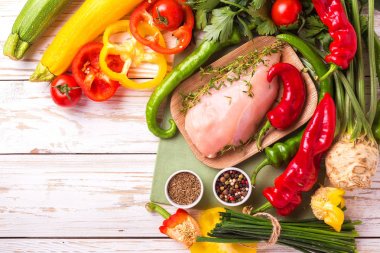 Tavada sebze malzemelerle çiğ tavuk göğsü fileto