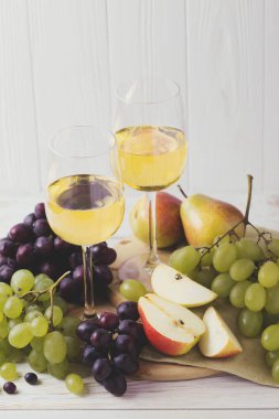 Şarap, taze üzüm ve armut ile Peynir tabağı servis