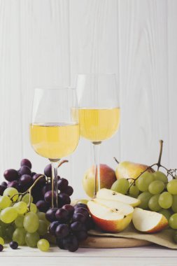 Şarap, taze üzüm ve armut ile Peynir tabağı servis