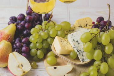 Şarap, taze üzüm ve armut ile Peynir tabağı servis