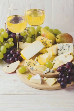 Şarap, taze üzüm ve armut ile Peynir tabağı servis