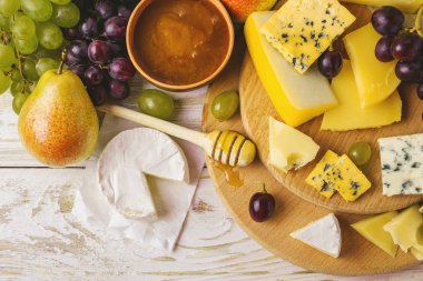 Tatlım, taze üzüm ve armut ile Peynir tabağı servis