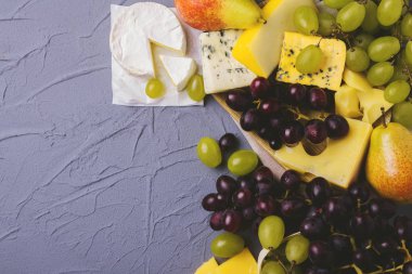 Taze üzüm ve armut ile servis Peynir tabağı