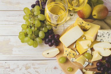 Şarap, taze üzüm ve armut ile Peynir tabağı servis