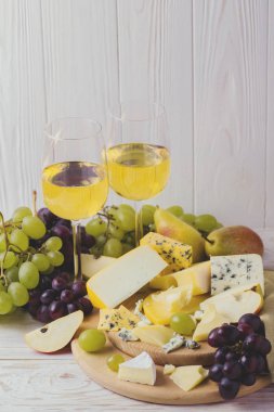 Şarap, taze üzüm ve armut ile Peynir tabağı servis