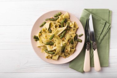 Vejetaryen pappardelle makarna ile yeşil fasulye, pesto, çam fıstığı