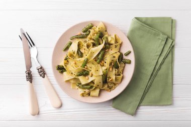 Vejetaryen pappardelle makarna ile yeşil fasulye, pesto, çam fıstığı