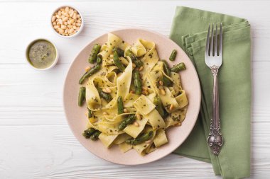 Vejetaryen pappardelle makarna ile yeşil fasulye, pesto, çam fıstığı