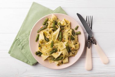 Vejetaryen pappardelle makarna ile yeşil fasulye, pesto, çam fıstığı