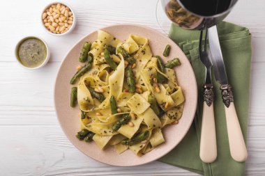 Vejetaryen pappardelle makarna ile yeşil fasulye, pesto, çam fıstığı