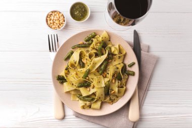 Vejetaryen pappardelle makarna ile yeşil fasulye, pesto, çam fıstığı