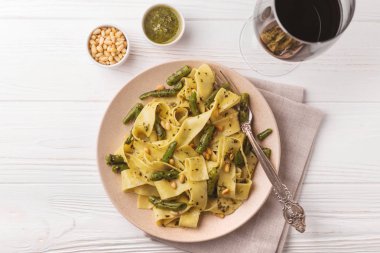 Vejetaryen pappardelle makarna ile yeşil fasulye, pesto, çam fıstığı
