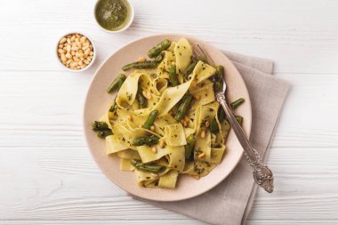 Vejetaryen pappardelle makarna ile yeşil fasulye, pesto, çam fıstığı