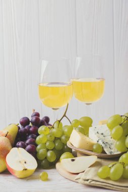 Şarap, taze üzüm ve armut ile Peynir tabağı servis