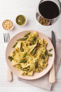 Vejetaryen pappardelle makarna ile yeşil fasulye, pesto, çam fıstığı