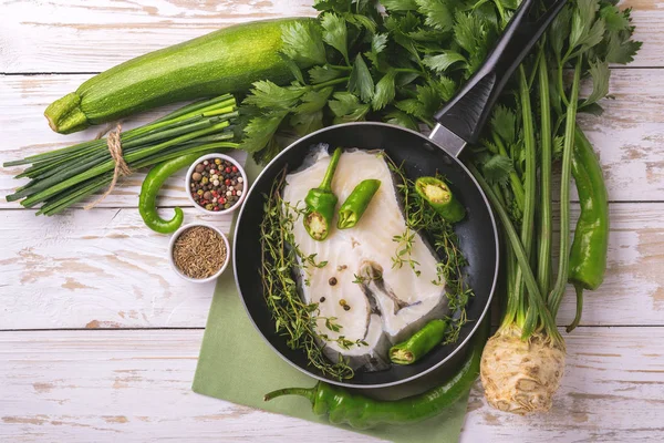 Sebze malzemelerle çiğ taze beyaz balık biftek