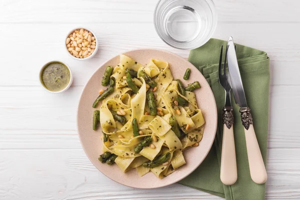 Vejetaryen pappardelle makarna ile yeşil fasulye, pesto, çam fıstığı