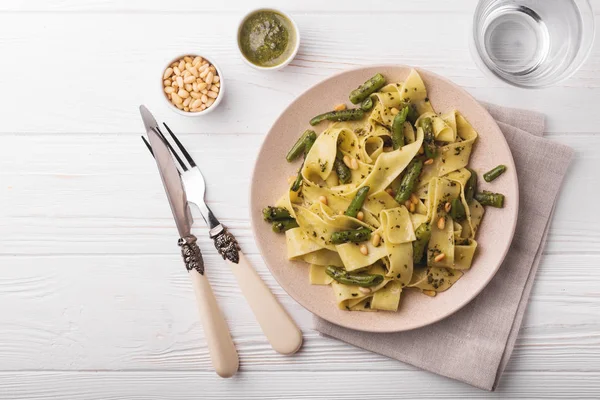 Vejetaryen pappardelle makarna ile yeşil fasulye, pesto, çam fıstığı