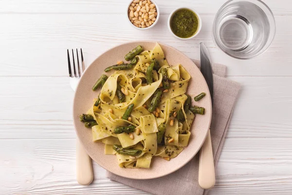 Vejetaryen pappardelle makarna ile yeşil fasulye, pesto, çam fıstığı