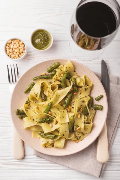 Vejetaryen pappardelle makarna ile yeşil fasulye, pesto, çam fıstığı