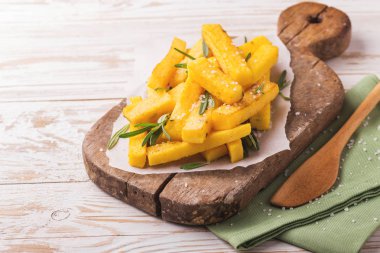 Polenta biberiye patates kızartması. İtalyan meze. Yatay görünüm