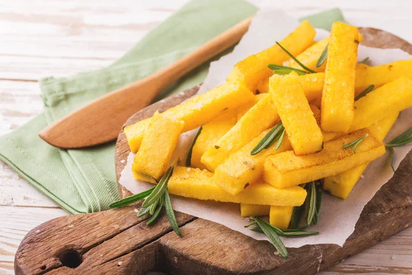 Polenta biberiye patates kızartması. İtalyan meze. Yatay görünüm