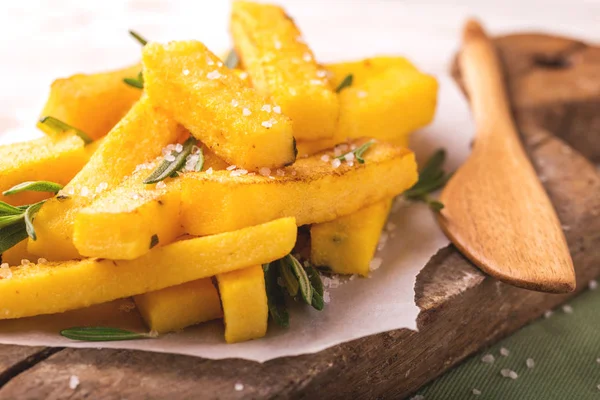 Polenta biberiye patates kızartması. İtalyan meze. Yatay görünüm