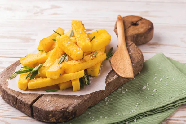 Polenta biberiye patates kızartması. İtalyan meze. Yatay görünüm