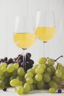 İki kadeh beyaz şarap, taze üzüm ve armut
