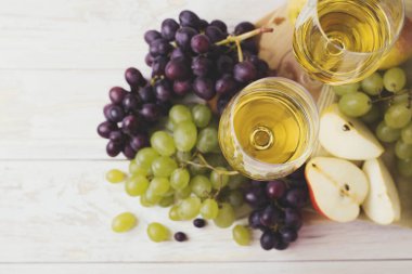 İki kadeh beyaz şarap, taze üzüm ve armut