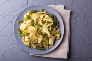 Vejetaryen pappardelle makarna ile yeşil fasulye, pesto, çam fıstığı