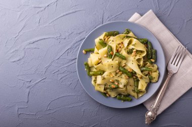 Vejetaryen pappardelle makarna ile yeşil fasulye, pesto, çam fıstığı