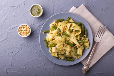 Vejetaryen pappardelle makarna ile yeşil fasulye, pesto, çam fıstığı