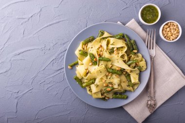 Vejetaryen pappardelle makarna ile yeşil fasulye, pesto, çam fıstığı