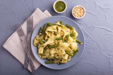 Vejetaryen pappardelle makarna ile yeşil fasulye, pesto, çam fıstığı
